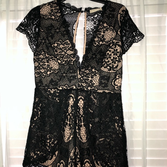 BEAUTIFUL BLACK LACE ROMPER - Picture 2 of 2